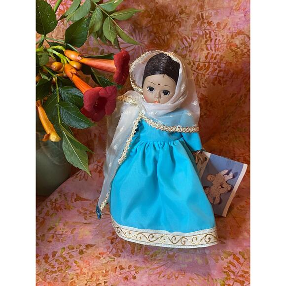 Vintage Madame Alexander Doll India #575 8” International Tag Box & Stand 1980s - Picture 4 of 6